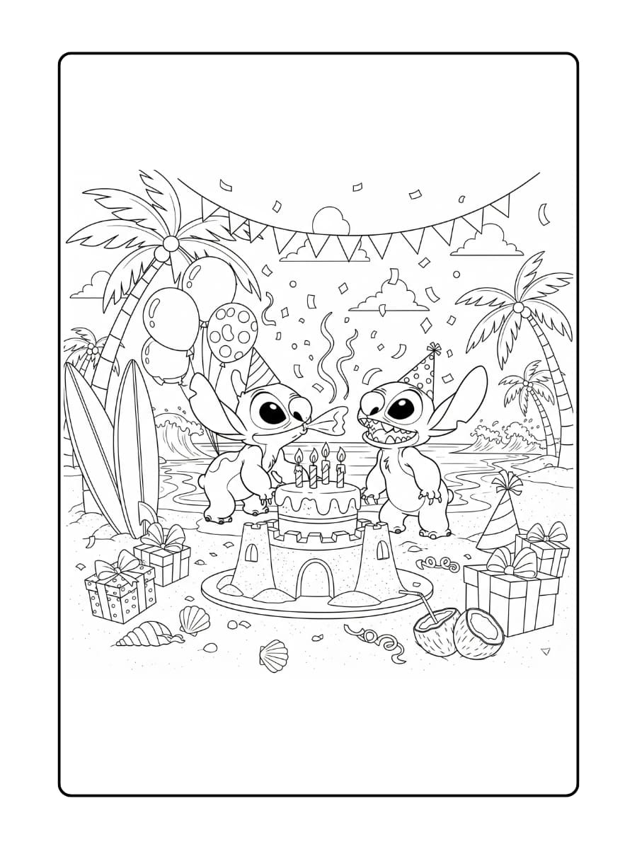 Stitch blaast kaarsjes uit op een verjaardagstaart in de vorm van een zandkasteel, omringd door stranddecoraties.