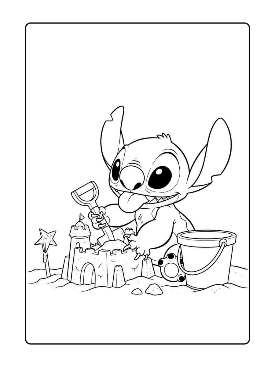 Stitch bouwt een zandkasteel met een emmer en een schep op het strand